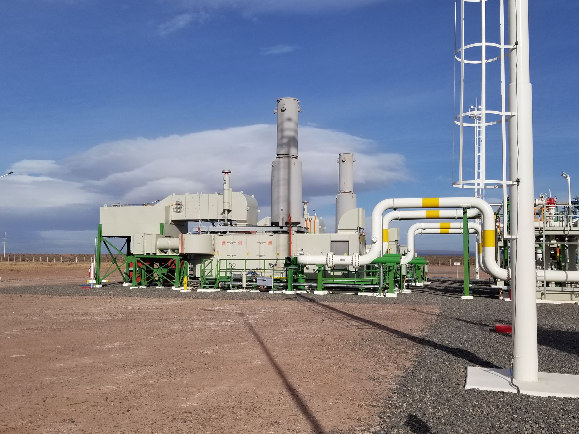 Planta de generación con turbina de gas y cañerías de proceso